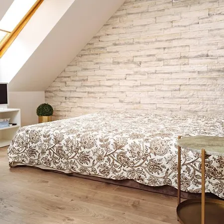 Rbroom Apartment